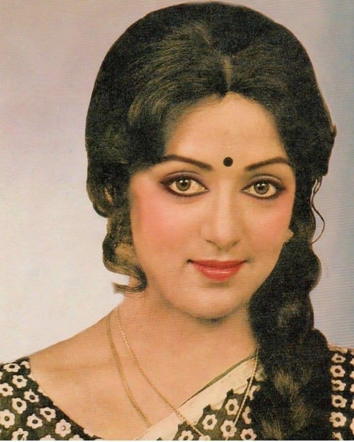 This picture of dream girl Hema Malini is becoming increasingly viral on social media and fans are also commenting that she is indeed a dream girl.