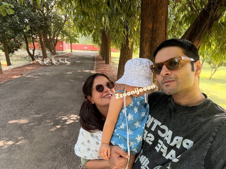 इसके अलावा एक फोटो में अली अपनी वाइफ और एक्ट्रेस ऋचा चड्ढा के साथ सेल्फी लेते दिखे. फोटो में कपल की क्यूट बेटी भी नजर आई. जिन्हें अली ने गोद लिया हुआ. फोटो में एक्टर ने बेटी के फेस को छुपाने के लिए उसपर कुछ वर्ड्स लिखे हैं.