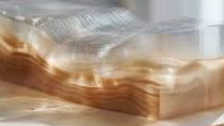 পরিবেশ থেকে প্রাপ্ত কাঠের চরিত্রই বদলে ফেলেছেন বিজ্ঞানীরা। এমন পরিবর্তন ঘটিয়েছেন যে ইস্পাতের চেয়েও ১০ গুণ বেশি শক্তিশালী হয়ে উঠেছে কাঠ। অথচ ওজন হালকাই থাকছে। শুধু তাই নয়, কাচের মতো স্বচ্ছ কাঠ তৈরিতেও মিলেছে সাফল্য।