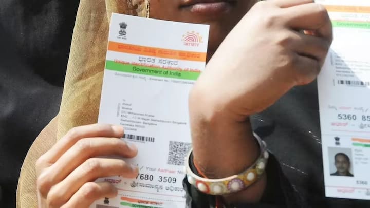 कई बार आधार कार्ड में नाम, जन्मतिथि, पता यह जानकारी गलत हो जाती है. ऐसे में लोगों को पता नहीं होता है. उन्हें कैसे सही करवाना चाहिए. तो कई बार लोगों को अपने आधार में मोबाइल नंबर चेंज करवाना होता है. लेकिन उन्हें तरीका नहीं पता होता है.