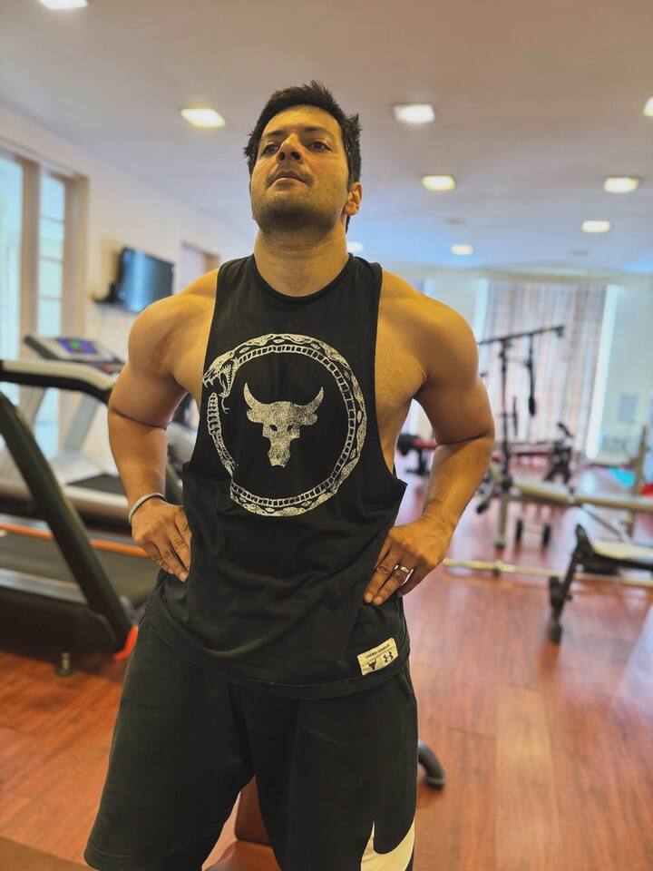 एक्टर सीरीज की शूटिंग वाराणसी में कर रहे हैं. वायरल तस्वीरों में फैंस गुड्डू भैया का लुक देख सीरीज के लिए और भी ज्यादा एक्साइटिड हो गए हैं.