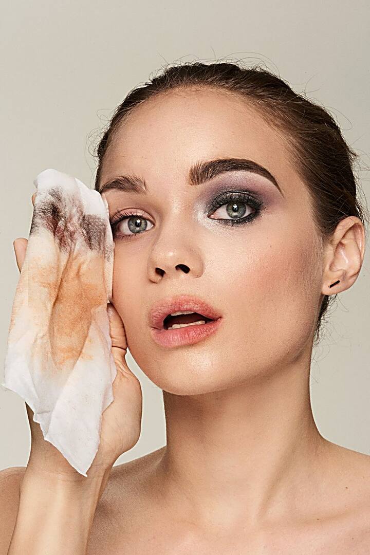 तुमचा मेकअप तुम्ही वेळेवर रिमूव नाही केला तर तुमच्या स्किनला प्रॉब्लेम्स येऊ शकतात. तुम्ही मेकअप रिमूव्हर किंवा ऑयली मॉइस्चरायझरचा वापर करून मेकअप काढून टाका.