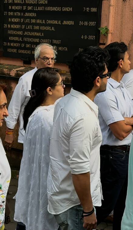 टीवी का पॉपुलर कपल दीपिका कक्कड़ और शोएब इब्राहिम एक्टर पंकज धीर के अंतिम संस्कार में शामिल हुए.