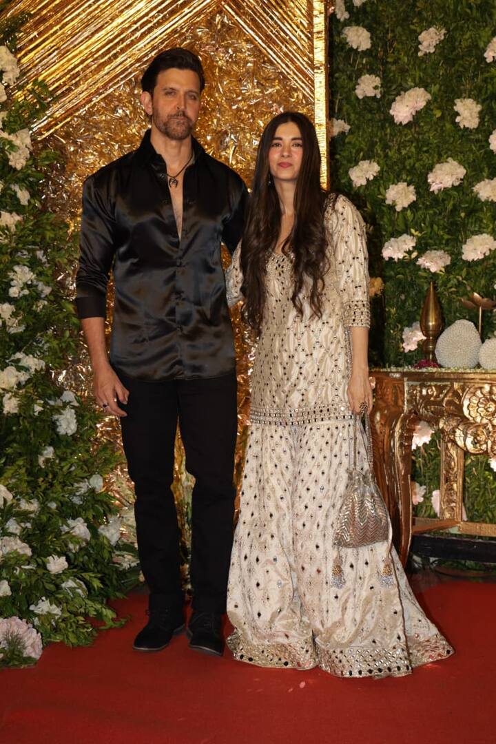 फिल्म मेकर रमेश तौरानी की दिवाली पार्टी में कई दिग्गज सितारों से महफिल सजी. ऋतिक रोशन भी गर्लफ्रेंड सबा आजाद के साथ इस खास शाम का हिस्सा बने.