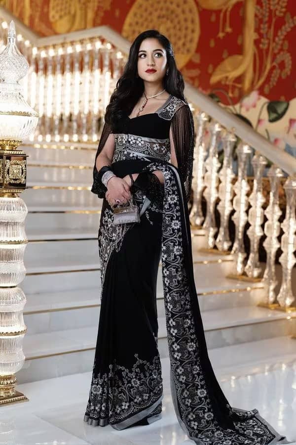 For a royal plus stylish avatar, you can wear a black color saree like Radhika Merchant on Diwali. Designer blouse and dark lipstick will make your look modern.