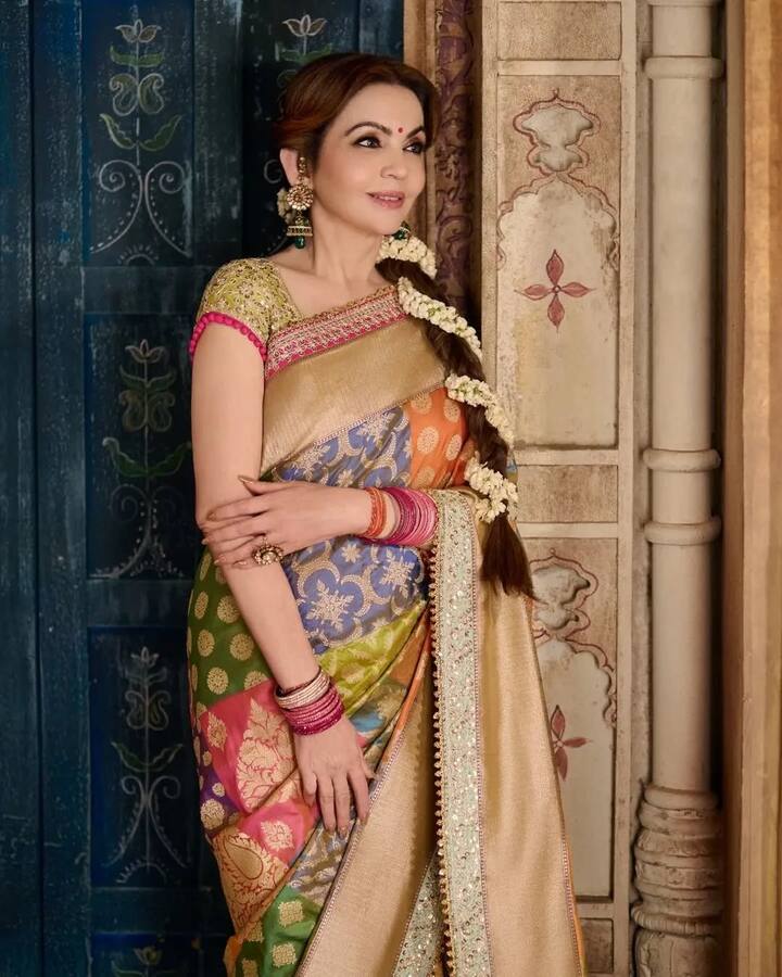 Banarasi sarees always give you an ethnic look. Like Nita Ambani, you too can wear multicolored Banarasi saree this Diwali. Along with this, you can enhance your look by wearing heavy earrings and Gajra in your hair.