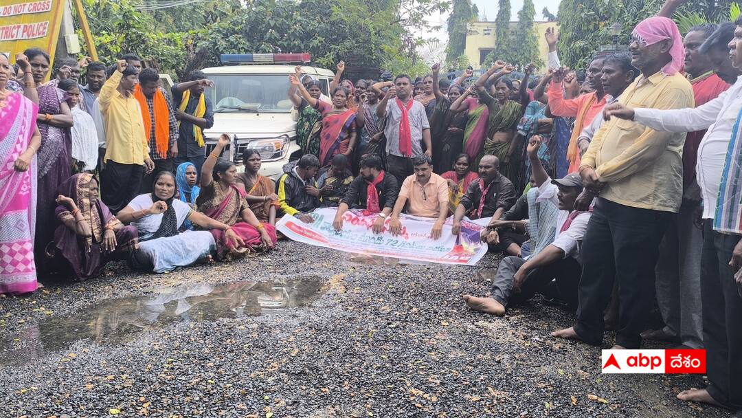 Adilabad News: ఉట్నూరు ఐటీడీఏ రోజువారీ కూలీల వెతలు - సమస్యలు పరిష్కరించాలని ధర్నా Utnur ITDA daily wage workers stage dharna to resolve issues Adilabad News: ఉట్నూరు ఐటీడీఏ రోజువారీ కూలీల వెతలు - సమస్యలు పరిష్కరించాలని ధర్నా