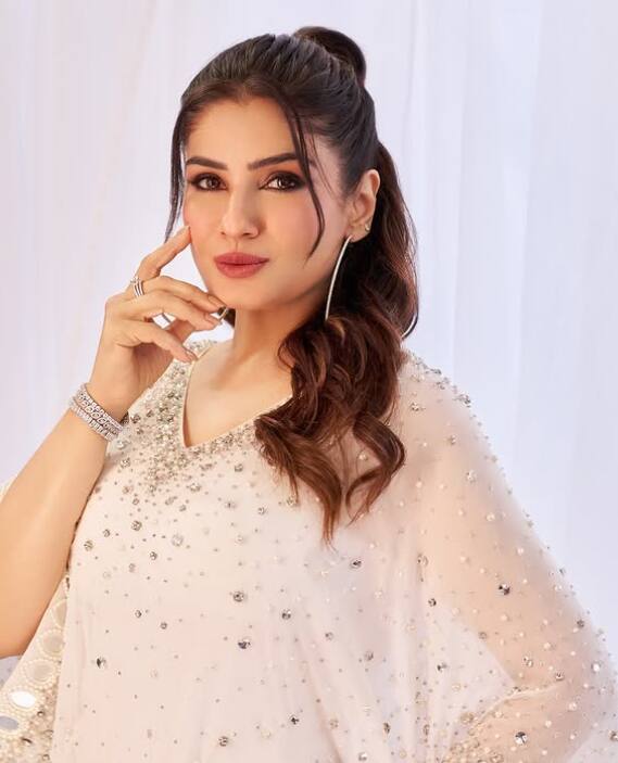 उन्होंने अपने करियर में कई तरह के रोल निभाए हैं – रोमांटिक, कॉमिक और इमोशनल. उनकी अदाएं और स्टाइलिश अंदाज आज भी फैंस के बीच पॉपुलर हैं