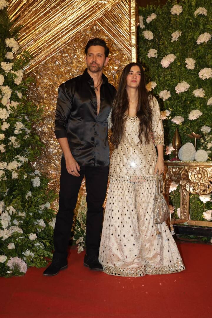 वहीं सबा आजाद फुल ट्रेडिशनल लुक में दिखाई दीं. अवेंट के लिए उन्होंने ऑफ व्हाइट शरारा सूट पहना था.