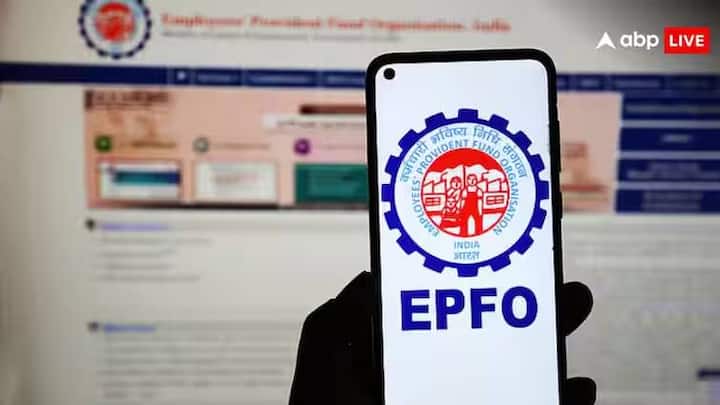 एखाद्या कर्मचाऱ्याची नोकरी गेल्यानंतर तो 75 टक्के रक्कम पीएफ मधून काढू शकतो. तर, 12 महिने बेरोजगार राहिल्यास 100 टक्के रक्कम एका वर्षानंतर काढता येईल. नोकरीमधील खंडामुळं अनेकदा पैसे काढले जातात, अनेकदा पेन्शनची प्रकरण नाकारली जातात, असं केंद्रीय श्रम आणि रोजगार मंत्रालयानं म्हटलं.