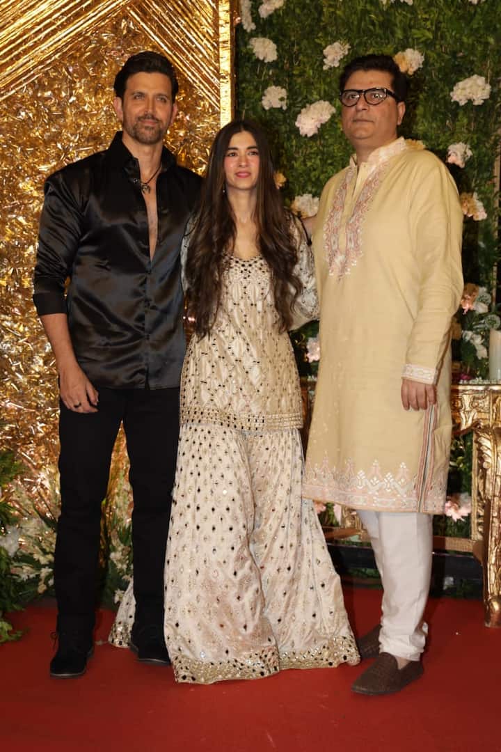 ऋतिक और सबा ने पार्टी के होस्ट रमेश तौरानी के साथ भी पोज दिए. इस दौरान फिल्म मेकर येलो कुर्ता पहने दिखाई दिए.