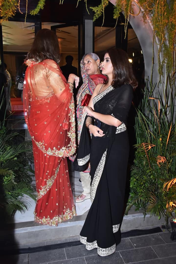 Talking about her look, Navya is wearing a black color saree in which she is looking very lovely. Whereas Shweta was seen in red color saree and Jaya Bachchan was seen in multicolored suit. The look of all three is being liked a lot.