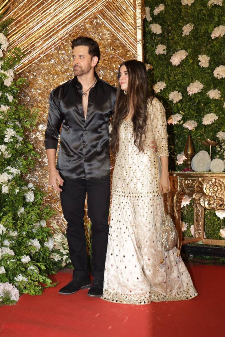 सबा ने अपने बालों को कर्ल करते हुए ओपन रखा था. मैचिंग ईयररिंग्स और मिनिमल मेकअप के साथ उन्होंने अपना लुक फाइनल किया था.