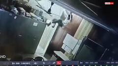 देहरादून नगर निगम में दिनदहाड़े चोरी की साजिश! छत फाड़कर घुसा चोर, CCTV में वारदात कैद