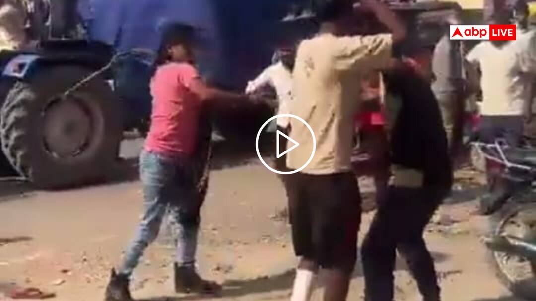 Video: खूब चले लात-घूंसे, गिरा-गिराकर पीटा, घरेलू कलेश के बाद सड़क पर भिड़े पति-पत्नी, देखें वीडियो In UP Hardoi Husband and wife clashed over a dispute and beat each other up watch viral video Video: खूब चले लात-घूंसे, गिरा-गिराकर पीटा, घरेलू कलेश के बाद सड़क पर भिड़े पति-पत्नी, देखें वीडियो