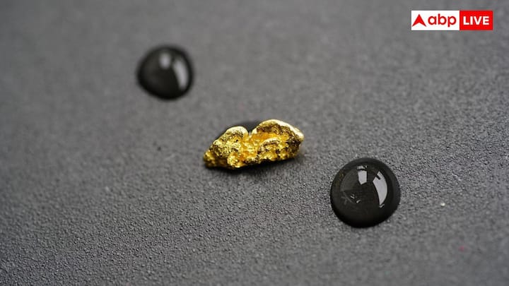 इब नदी जो उड़ीसा के सुंदरगढ़ जिले में है, नदी के सोने का एक और स्रोत है. यहां पर छोटे पैमाने पर खनन करके कई परिवार अपनी आजीविका चला रहे हैं. उनकी आय इसकी रेत से सोने के कण इकट्ठा करने पर निर्भर है.