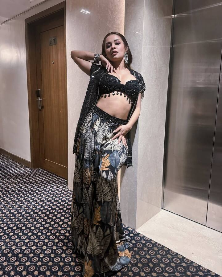 You should also try this Indo-Western outfit of Avneet Kaur during the festive season. Hasina has paired her skirt with a black designer blouse and matching color shrug. The actress completed this look with oxidised jewelery and smokey eye makeup.