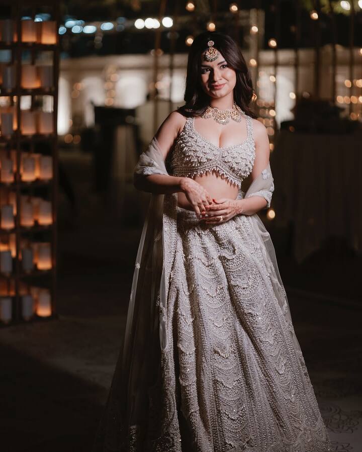 Avneet Kaur is also looking great in this ivory colored lehenga. Heavy designer lehenga and contrasting jewelery is perfect for your Diwali look. Soft makeup look is perfect for this outfit of yours.
