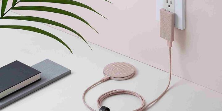 आज के समय में चार्जर ही फोन की लाइफलाइन बन चुका है लेकिन अगर यह आपके पास नहीं है तो USB पोर्ट आपकी मदद कर सकता है. चाहे आप ऑफिस में हों या किसी कैफे में, कंप्यूटर और लैपटॉप के USB पोर्ट से आप अपने फोन को चार्ज कर सकते हैं. बस अपनी चार्जिंग केबल का एक सिरा USB पोर्ट में लगाएं और दूसरा सिरा फोन में जोड़ दें. यह तरीका यात्रा के दौरान बेहद उपयोगी साबित होता है.