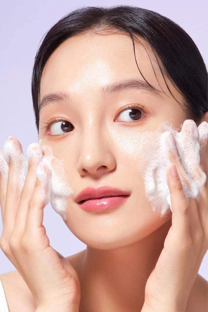जर तुम्ही मेकअप काढण्यापूर्वी फेश वॉशचा वापर करत असाल तर ते तुमच्या स्किनसाठी योग्य नाही.