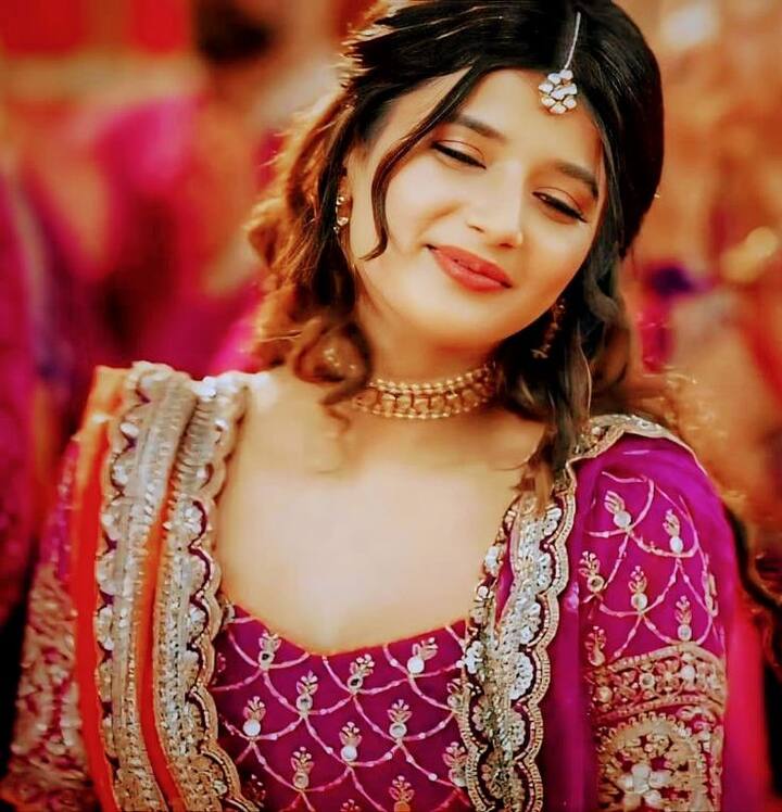 स्टार प्लस के पॉपुलर शो ये रिश्ता क्या कहलाता है में अभिरा की भूमिका निभाकर पॉपुलैरिटी हासिल करने वाली समृद्धि शुक्ला इन दिनों दर्शकों के दिलों पर राज कर रही हैं. ऐसे में टॉप एक्टर्स की लिस्ट में नंबर वन पर समृद्धि शुक्ला ही हैं.