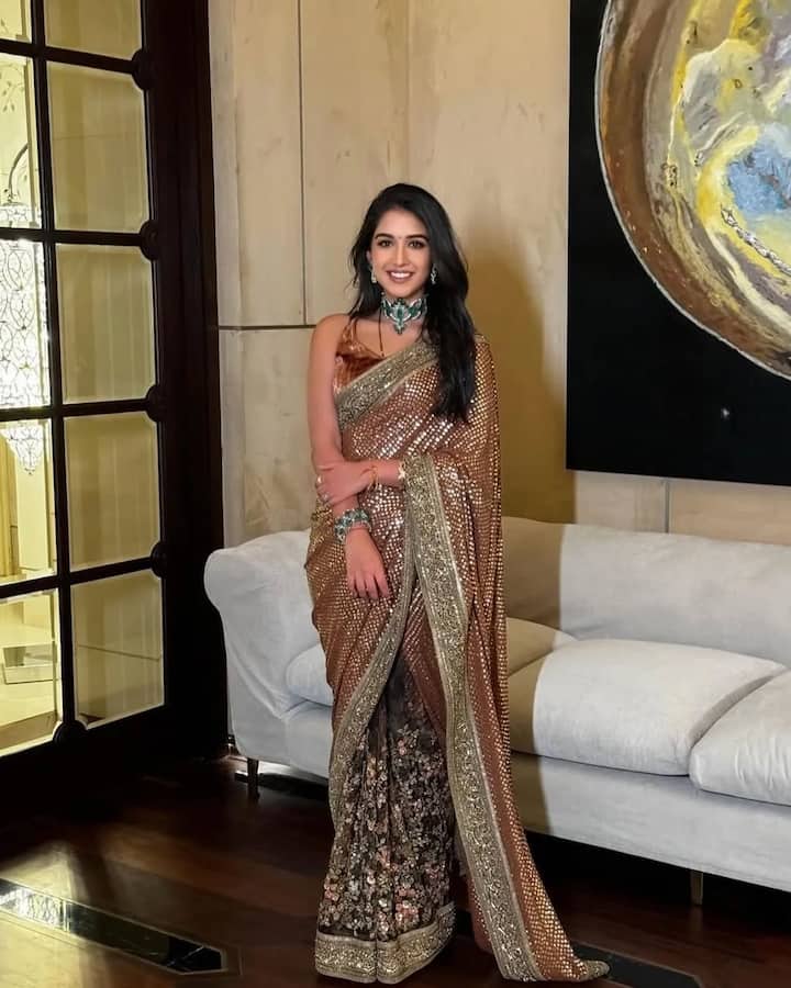 If you are thinking of wearing a saree this Diwali, then you can drape this sequenced saree with a sleeveless blouse. This will give a modern touch to your look. With this you can style contrast heavy jewellery.