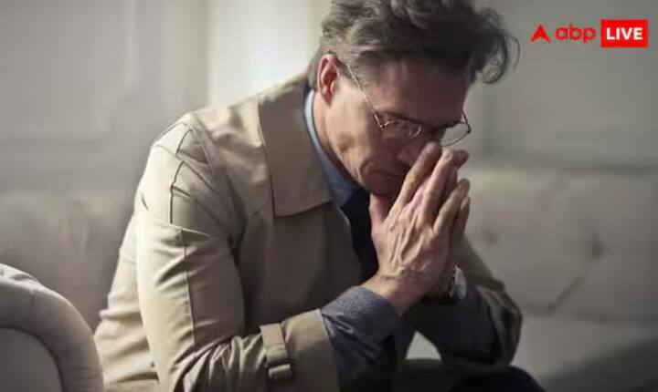 ਦਿਲ ਦੇ ਦੌਰੇ ਦੇ ਕੁਝ ਆਮ ਲੱਛਣ ਹੁੰਦੇ ਹਨ: ਛਾਤੀ ਦਾ ਦਬਾਅ ਜਾਂ ਭਾਰੀਪਨ ਜੋ ਕੁਝ ਮਿੰਟਾਂ ਲਈ ਬਣਿਆ ਰਹਿ ਸਕਦਾ ਹੈ ਜਾਂ ਆਉਂਦਾ-ਜਾਂਦਾ ਰਹਿ ਸਕਦਾ ਹੈ; ਦਰਦ ਜੋ ਜਬਾੜੇ, ਮੋਢੇ, ਬਾਂਹ ਜਾਂ ਪਿੱਠ ਤੱਕ ਫੈਲ ਸਕਦਾ ਹੈ; ਸਾਹ ਚੜ੍ਹਨਾ, ਚਿੰਤਾ, ਪਸੀਨਾ ਆਉਣਾ, ਮਤਲੀ, ਜਾਂ ਚੱਕਰ ਆਉਣੇ; ਅਤੇ ਸ਼ੂਗਰ ਰੋਗੀਆਂ ਅਤੇ ਔਰਤਾਂ ਵਿੱਚ ਲੱਛਣ ਥੋੜ੍ਹੇ ਵੱਖਰੇ ਹੋ ਸਕਦੇ ਹਨ, ਜਿਵੇਂ ਕਿ ਬਹੁਤ ਜ਼ਿਆਦਾ ਥਕਾਵਟ, ਬਦਹਜ਼ਮੀ, ਜਾਂ ਪਿੱਠ ਦਰਦ। ਜੇਕਰ ਤੁਸੀਂ ਇਹਨਾਂ ਲੱਛਣਾਂ ਦਾ ਅਨੁਭਵ ਕਰਦੇ ਹੋ, ਤਾਂ ਇਹਨਾਂ ਨੂੰ ਨਜ਼ਰਅੰਦਾਜ਼ ਨਾ ਕਰੋ।