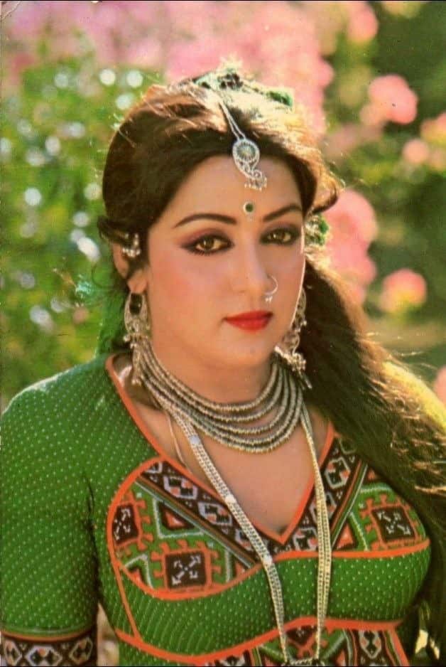 She started her career with Raj Kapoor with the film Sapno Ka Saudagar. In her film career, Hema Malini worked in many films like Sholay, Sita-Geeta, Baghban, Dream Girl, Naseeb, Satte Pe Satta.