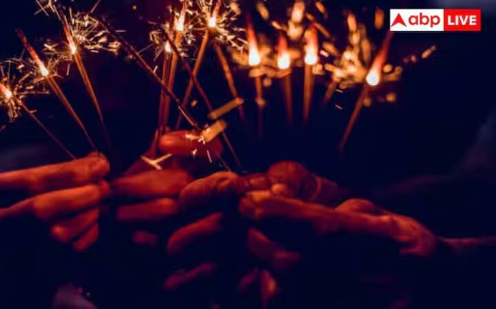 ફટાકડાને જ્વલનશીલ અને જોખમી વસ્તુઓ માનવામાં આવે છે. તેથી કોઈપણ સંજોગોમાં ટ્રેનોમાં તેને લઈ જવા પર પ્રતિબંધ છે. ટ્રેનોમાં આ વસ્તુઓ લઈ જવા પર પ્રતિબંધ છે.