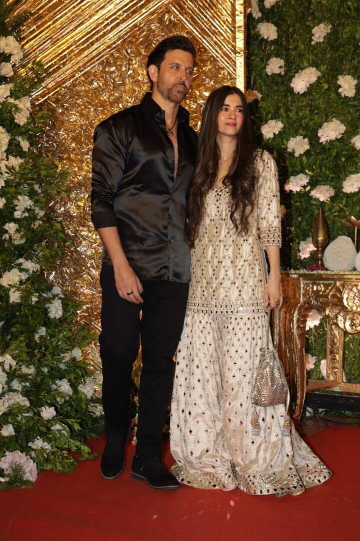 सबा के व्हाइट शरारा सूट पर हैवी गोल्डन मिरर वर्क किया गया था. इस दौरान सबा हाथ में मैचिंग पोटली भी कैरी करती नजर आईं.