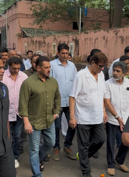 Salman Khan also attended the funeral of Pankaj Dheer. During this time, a lot of sadness was seen on the actor's face.