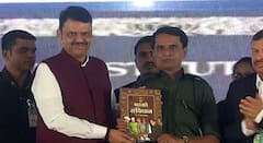 महाराष्ट्राची नक्षलमुक्तीच्या दिशेनं वाटचाल; सोनू उर्फ भूपतीसह 60 जणांची शरणागती, मुख्यमंत्र्यांनी संविधानाची प्रत दिली