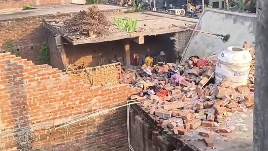 Sultanpur massive explosion at firecracker dealer's house 6 people injured ann सुल्तानपुर में पटाखा व्यापारी के घर जोरदार धमाका, मलबे में तब्दील हुआ मकान, आधा दर्जन लोग घायल