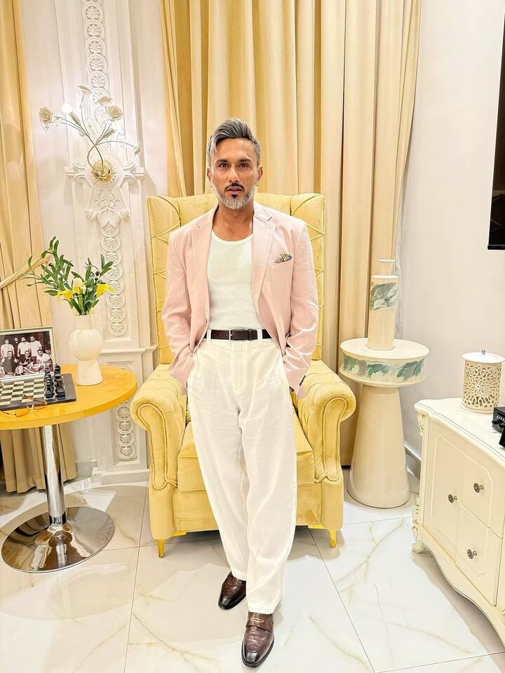 पंजाबी म्यूजिक इंडस्ट्री से अपनी पहचान बनाने वाले हनी सिंह अब पूरी दुनिया में अपने नाम का डंका बजा रहे हैं. इसके साथ ही सभी उनका रिसेंट ट्रांसफॉर्मेशन देख कर भी हैरान हैं. महज 1 महीने में सिंगर ने अपना 17 किलो वजन घटा लिया है.