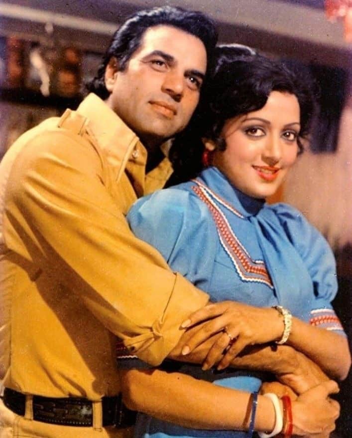 One of them is Bollywood's Dharam Paaji i.e. Dharmendra, who fell in love with Hema Malini's style and married her. Let us show you 10 such pictures of Hema Malini, seeing them you will also believe why Dharmendra still spends his life on her.