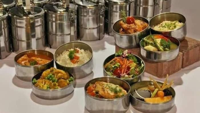 શહેરોમાં કામ કરતા લોકોને ઘરેલું ખોરાકની જરૂર છે. આ સ્થિતિમાં ટિફિન સેવા એક સારો વ્યવસાય છે. રસોઈ કરીને અને ખોરાક પહોંચાડીને શરૂઆત કરો. સ્વાદિષ્ટ અને સમયસર ડિલિવરી ઝડપથી ગ્રાહકોમાં વધારો કરે છે. આ રીતે તમે ટૂંકા સમયમાં સારી આવક મેળવી શકો છો.