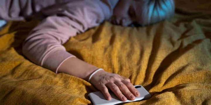 इसके अलावा, फ़ोन स्क्रीन से निकलने वाली नीली रोशनी मेलाटोनिन हार्मोन के स्राव को प्रभावित करती है, जो नींद लाने में मदद करता है। इससे नींद में देरी, अधूरी नींद और अगले दिन एकाग्रता में समस्या हो सकती है।
