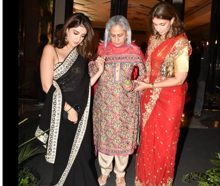 There is a photo in which Shweta and Navya are holding Jaya Bachchan's hand and both of them are carrying her.