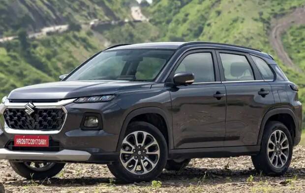 ਹਾਈਬ੍ਰਿਡ ਅਤੇ ਈਵੀ ਮੋਡ ਫੀਚਰਸ  ਗ੍ਰੈਂਡ ਵਿਟਾਰਾ ਵਿੱਚ ਦੋ-ਮੋਟਰ ਹਾਈਬ੍ਰਿਡ ਸਿਸਟਮ ਹੈ। ਇੱਕ ਪੈਟਰੋਲ ਇੰਜਣ ਅਤੇ ਇੱਕ ਇਲੈਕਟ੍ਰਿਕ ਮੋਟਰ ਕਾਰ ਨੂੰ ਪਾਵਰ ਦਿੰਦੇ ਹਨ। ਜਦੋਂ ਪੈਟਰੋਲ ਇੰਜਣ ਚੱਲ ਰਿਹਾ ਹੁੰਦਾ ਹੈ, ਤਾਂ ਬੈਟਰੀ ਆਪਣੇ ਆਪ ਚਾਰਜ ਹੁੰਦੀ ਹੈ ਅਤੇ ਲੋੜ ਪੈਣ 'ਤੇ ਵਾਧੂ ਪਾਵਰ ਪ੍ਰਦਾਨ ਕਰਦੀ ਹੈ। ਈਵੀ ਮੋਡ ਵਿੱਚ, ਕਾਰ ਸਿਰਫ਼ ਇਲੈਕਟ੍ਰਿਕ ਮੋਟਰ ਦੁਆਰਾ ਸੰਚਾਲਿਤ ਹੁੰਦੀ ਹੈ, ਜੋ ਪੂਰੀ ਤਰ੍ਹਾਂ ਚੁੱਪ ਅਤੇ ਨਿਰਵਿਘਨ ਡਰਾਈਵਿੰਗ ਅਨੁਭਵ ਪ੍ਰਦਾਨ ਕਰਦੀ ਹੈ। ਹਾਈਬ੍ਰਿਡ ਮੋਡ ਵਿੱਚ, ਇਲੈਕਟ੍ਰਿਕ ਮੋਟਰ ਪਹੀਆਂ ਨੂੰ ਚਲਾਉਂਦੀ ਹੈ, ਅਤੇ ਪੈਟਰੋਲ ਇੰਜਣ ਇੱਕ ਜਨਰੇਟਰ ਵਜੋਂ ਕੰਮ ਕਰਦਾ ਹੈ।