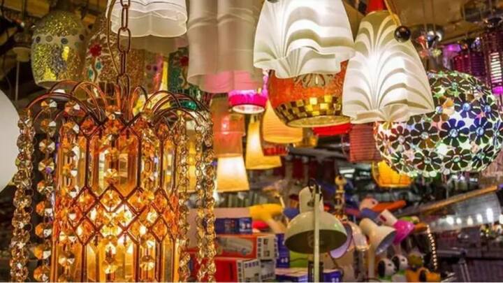 अगर आप इलेक्ट्रॉनिक आइटम्स और लाइटिंग के शौकीन हैं. तो भागीरथ पैलेस आपके लिए बेस्ट जगह है. यह दिल्ली का सबसे पुराना और बड़ा इलेक्ट्रिक बाजार है. यहां आपको थोक दाम में डेकोरेटिव लाइटों की ढेरों वैराइटी मिल जाएंगी.