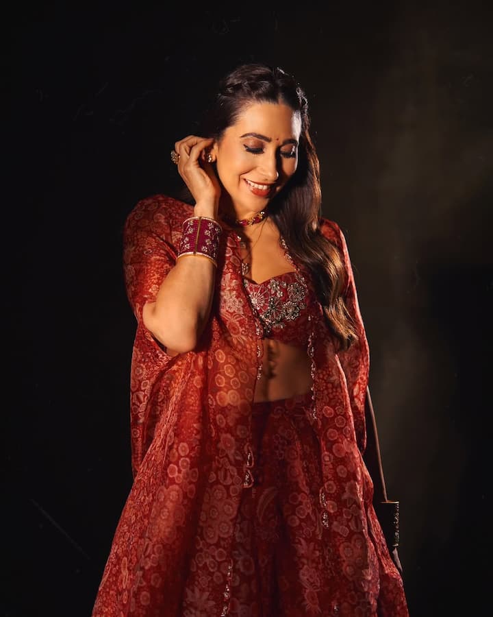 Karisma Kapoor is also looking very beautiful in this designer outfit. But with her hairstyle she has enhanced her look. Taking a small section of her hair, Haseena has made a braid and tied it on the head.
