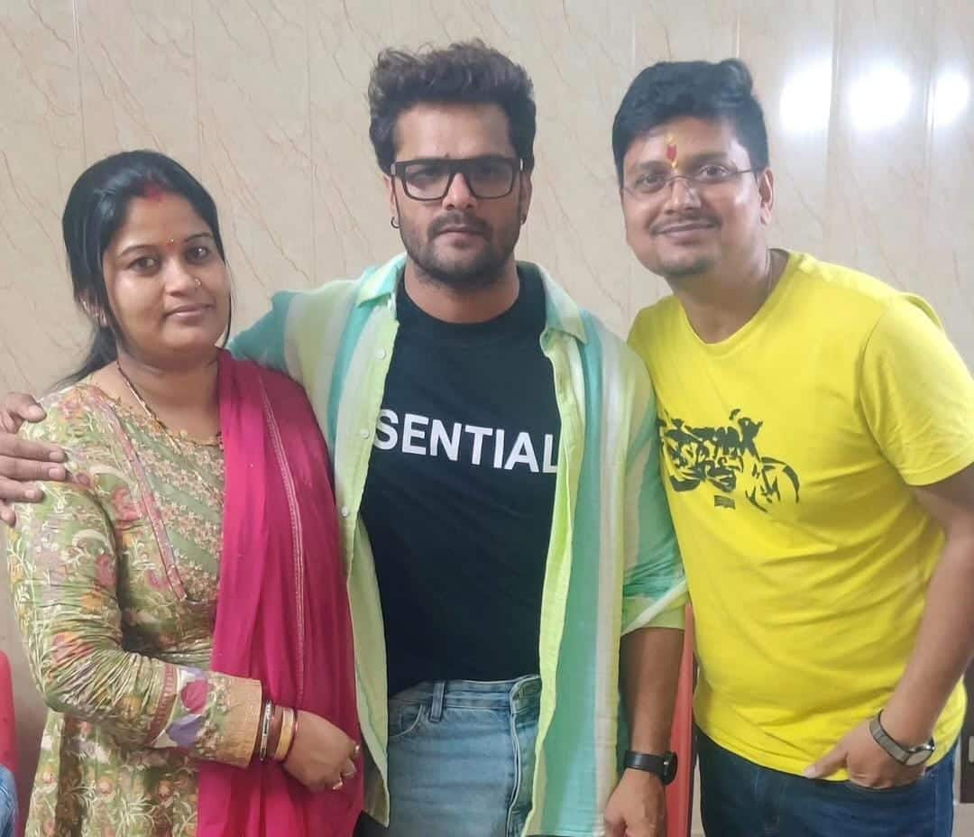 पत्नी चंदा देवी संग RJD में शामिल हुए खेसारी लाल यादव, तेजस्वी बोले- 'हम लोगों की भाभी…