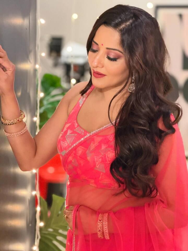 भोजपुरी एक्ट्रेस मोनालिसा हर लुक में बेहद हॉट लगती हैं. मोनालिसा सोशल मीडिया पर लगातार एक्टिव रहती हैं. फैन्स उनके हर लुक को पसंद भी करते हैं.