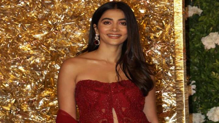 Pooja Hegde Latest Photos: హీరోయిన్ పూజా హెగ్డే మోడ్రన్ డ్రెస్‌లో స్టన్నింగ్ లుక్‌లో మెరిశారు. చూపులతోనే మెస్మరైజ్ చేసేలా ఉన్న ఫోటోలు వైరల్ అవుతున్నాయి.