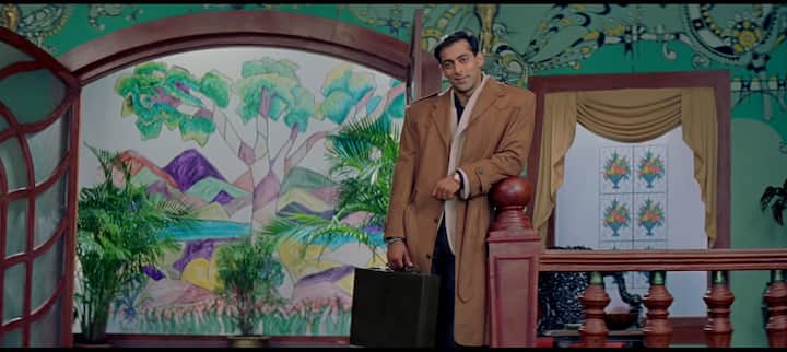 यह तस्वीर सलमान के फिल्म हम साथ-साथ हैं सीन की है और इसमें उनका लुक बहुत क्लासी और रेट्रो है. उन्होंने ब्राउन रंग का ट्रेंच कोट पहना है और गले में हल्के रंग का स्कार्फ़ डाला हुआ है, जो उन्हें एक वेस्टर्न और रिच आदमी वाला लुक दे रहा है. उनके बाल अच्छी तरह से सेट हैं.