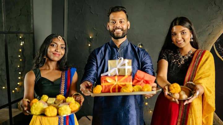 Many people believe that Diwali is limited to Colombo only, but the truth is that Diwali is celebrated in every area of Sri Lanka where Tamil Hindus live, especially in areas like Jaffna, Trincomalee and Kandy.