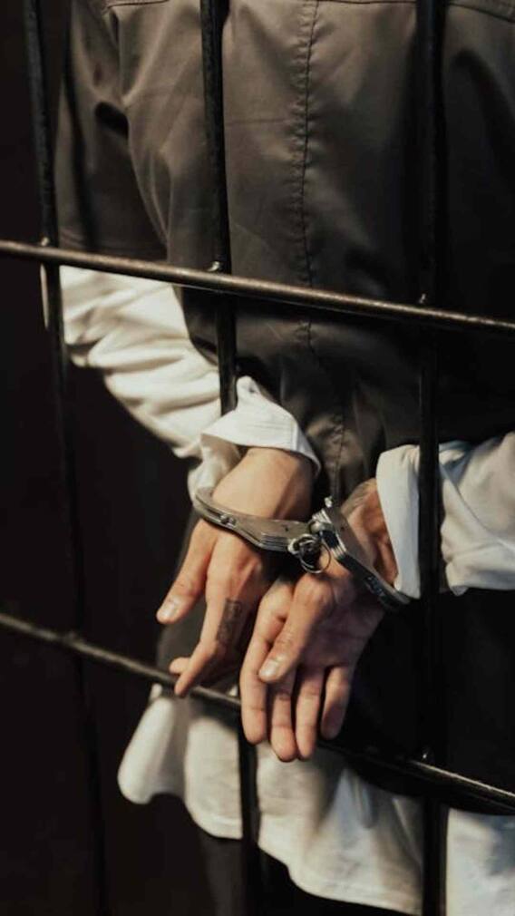 टंकी पर चढ़कर धमकी देने वाले को कितनी मिलती है सजा?