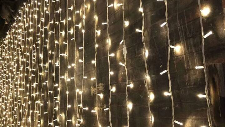 दिवाली पर अच्छी क्वालिटी की लाइटें खरीदने के लिए अक्सर ज्यादा पैसे खर्च करने पड़ जाते हैं. लेकिन दिल्ली में कुछ ऐसे थोक बाजार हैं. जहां से आप डेकोरेटिव लाइटें बेहद सस्ते दामों में खरीद सकते हैं. यहां मिलने वाली लाइटें न सिर्फ खूबसूरत होती हैं. बल्कि टिकाऊ भी होती हैं.