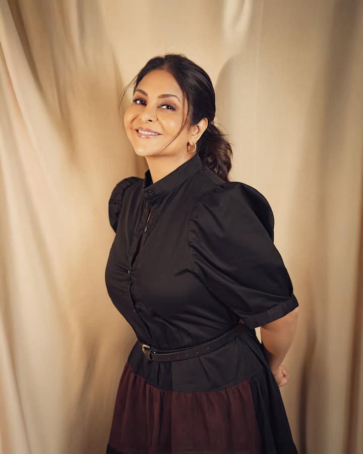 52 की उम्र में भी हसीना अपनी ब्यूटी और फिटनेस को लेकर चर्चाओं में रहती हैं. अक्सर ही लोग उनकी खूबसूरती को दंग रह जाते हैं. इस उम्र में भी ऐसी ग्लोइंग स्किन और ऐसा फिटनेस देख वाकई हसीना के उम्र का पता लगा पाना काफी मुश्किल है.