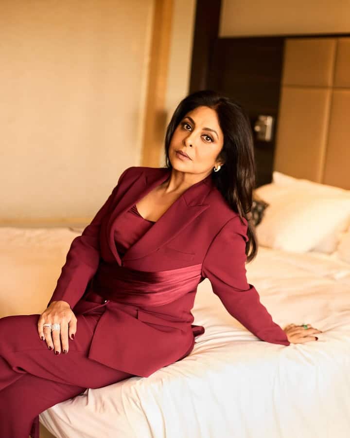 प्रोफेशनल लाइफ की बात करें तो शेफाली शाह ने अपने करियर की शुरुआत 1995 में फिल्म 'रंगीला' से की थी. इसके बाद उन्होंने 'कार्तिक कॉलिंग कार्तिक', 'कुछ लव जैसा', 'लक्ष्मी', 'मोहब्बतें', 'माय फादर' और दिल धड़कने दो जैसी कई हिट फिल्मों में काम किया. लेकिन असली पहचान उन्हें ओटीटी से मिली.